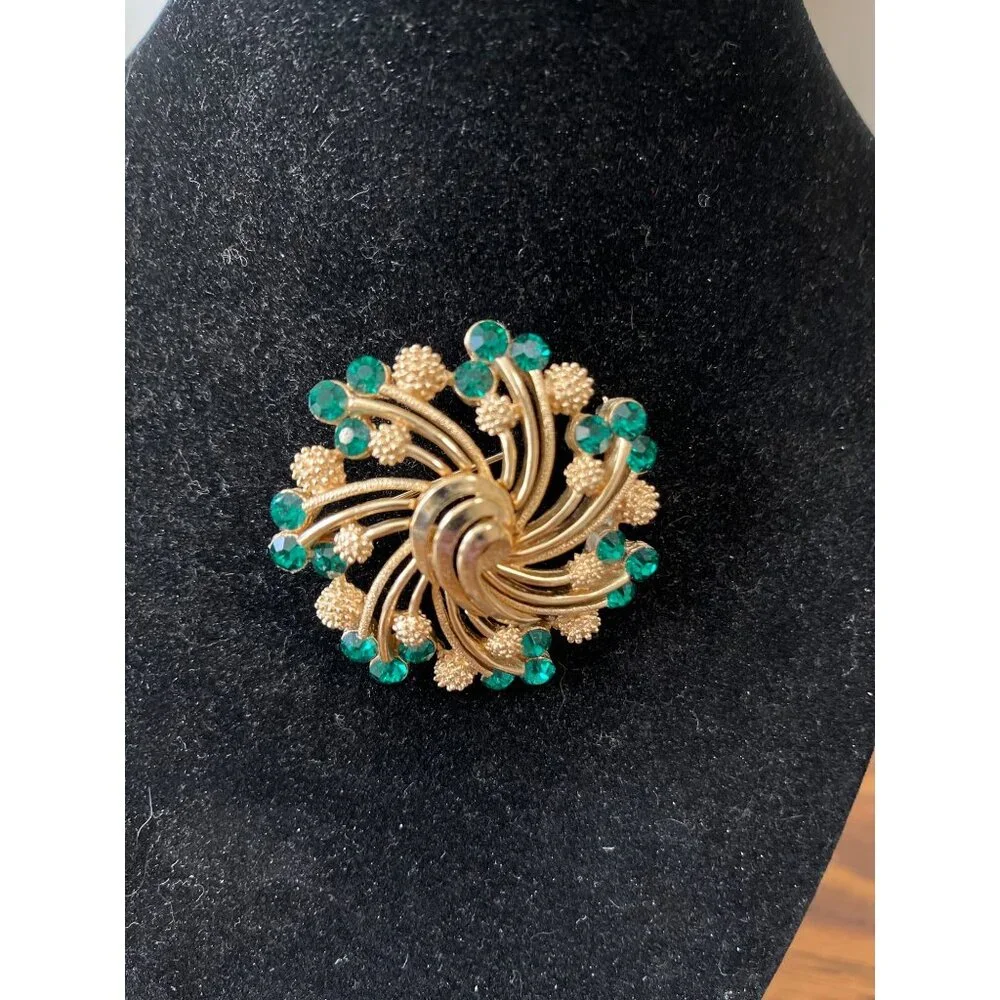 Crown Trifari gold tone and green emerald rhinestone brooch vintage